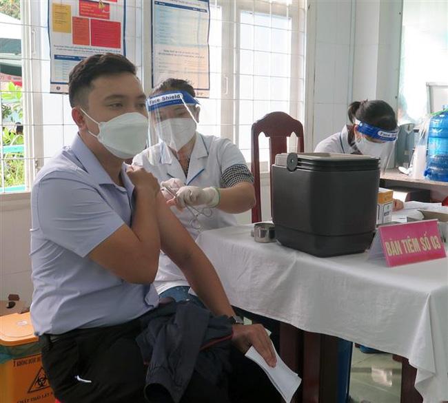 Phú Yên: Tiêm mũi 3 vaccine phòng COVID-19 trên diện rộng | VTV.VN