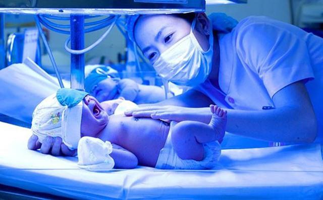 Vàng da ở trẻ sơ sinh: Cách phát hiện, phân biệt với các bệnh lý và phương pháp điều trị - Ảnh 6.