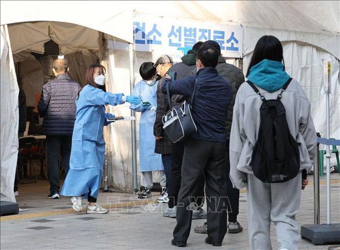 Nhân viên y tế hướng dẫn người dân tại một điểm xét nghiệm COVID-19 ở Seoul, Hàn Quốc, ngày 21/11/2022. Ảnh: Yonhap/TTXVN